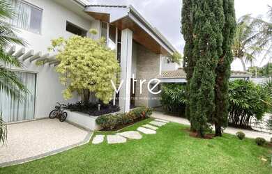 Imagem: A casa possui 4 Dormitórios, 5 Banheiros, 3 Vagas na garagem