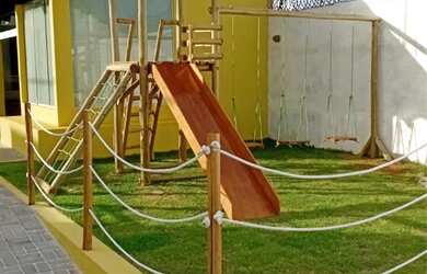 Imagem: A casa possui 4 Dormitórios, Acomodam 15 pessoas, 2 Vagas na