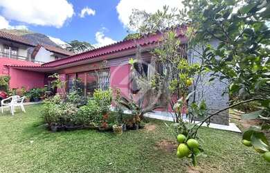 Imagem: A casa possui 4 Dormitórios, 5 Banheiros, 3 Vagas na garagem