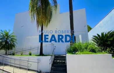 Imagem: O depósito possui 5 Vagas na garagem e 369m² de Área e está