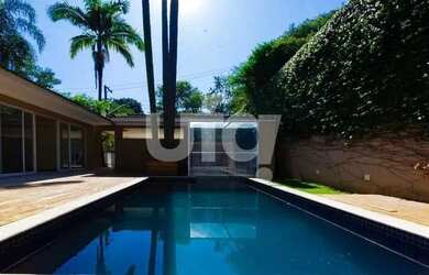 Imagem: A casa possui 4 Dormitórios, 5 Banheiros, 3 Vagas na garagem