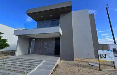 Imagem: A casa em condomínio possui 4 Dormitórios, 4 Banheiros, 2