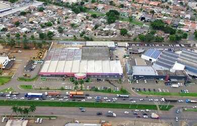 Imagem: O depósito à venda possui 5 Vagas na garagem e 6817m² de