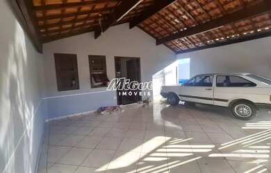 Imagem: A casa possui 3 Dormitórios, 2 Banheiros, 3 Vagas na garagem