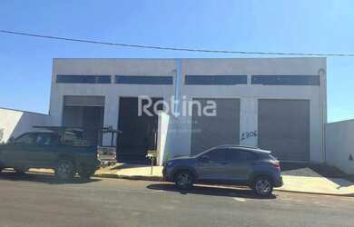 Imagem: O depósito possui 3 Vagas na garagem, 240m² de Área, Imóvel