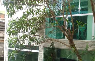 Imagem: A casa possui 4 Dormitórios, 2 Banheiros, 1 Vaga na garagem