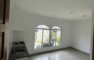 Imagem: A casa possui 1 Dormitório e 1 Banheiro e está localizado