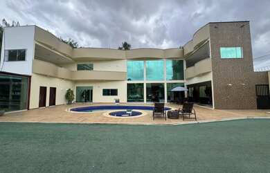 Imagem: A casa possui 4 Dormitórios, 5 Banheiros, 5 Vagas na garagem