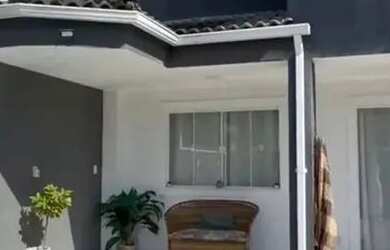 Imagem: A casa em condomínio possui 4 Dormitórios, 5 Banheiros, 2