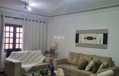 Imagem: A casa possui 3 Dormitórios, 3 Banheiros, 2 Vagas na garagem