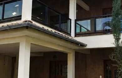 Imagem: A casa possui 4 Dormitórios, 4 Banheiros, 4 Vagas na garagem