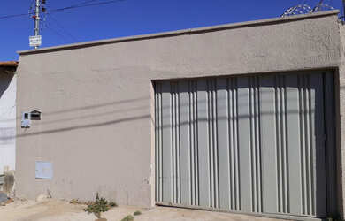 Imagem: A casa possui 2 Dormitórios, 2 Banheiros, 2 Vagas na garagem