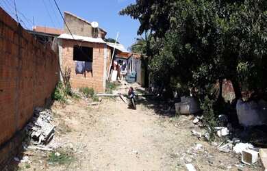 Imagem: O terreno à venda possui e está localizado em Vila Perseu