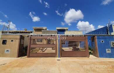 Imagem: A casa possui 2 Dormitórios, 2 Banheiros, 2 Vagas na garagem