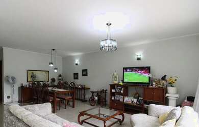 Imagem: A casa possui 4 Dormitórios, 3 Banheiros, 5 Vagas na garagem