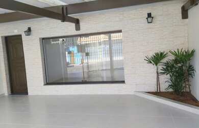 Imagem: A casa possui 3 Dormitórios, 3 Banheiros, 2 Vagas na garagem