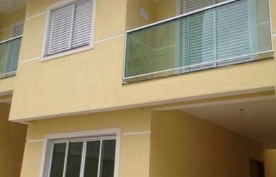 Imagem: A casa em condomínio possui 3 Dormitórios, 1 Banheiro, 2 Vagas