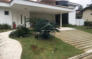 Imagem: A casa em condomínio possui 4 Dormitórios, 5 Banheiros, 492m²