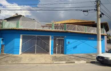 Imagem: A casa possui 3 Dormitórios, 4 Banheiros, 4 Vagas na garagem