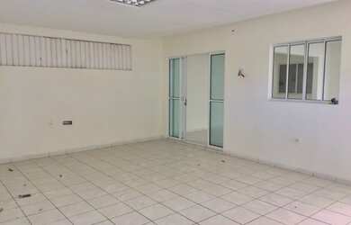 Imagem: A casa possui 4 Dormitórios, 3 Banheiros, 2 Vagas na garagem