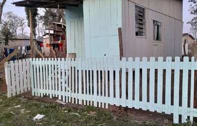 Imagem: A casa possui 3 Dormitórios, 1 Banheiro, 2 Vagas na garagem
