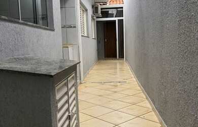 Imagem: A casa possui 3 Dormitórios, 4 Banheiros, 2 Vagas na garagem