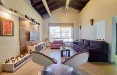 Imagem: A casa possui 3 Dormitórios, 3 Banheiros, 3 Vagas na garagem