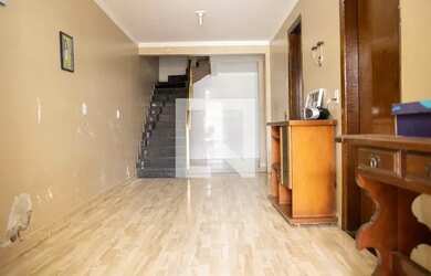 Imagem: A casa possui 4 Dormitórios, 3 Banheiros, 2 Vagas na garagem