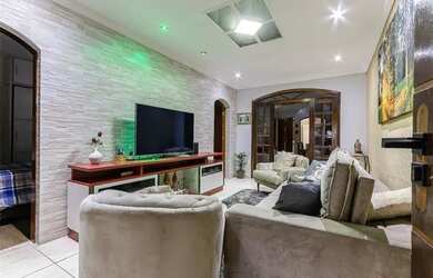 Imagem: A casa possui 3 Dormitórios, 4 Banheiros, 2 Vagas na garagem