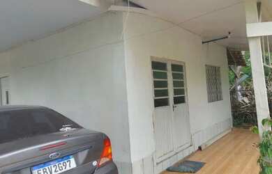 Imagem: A casa possui 4 Dormitórios, 3 Banheiros, 4 Vagas na garagem