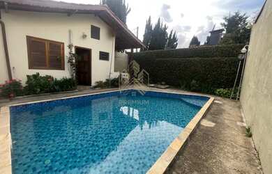 Imagem: A casa possui 3 Dormitórios, 2 Banheiros, 2 Vagas na garagem