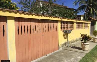 Imagem: A casa possui 3 Dormitórios, 2 Banheiros, 4 Vagas na garagem