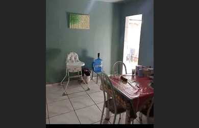 Imagem: A casa possui 3 Dormitórios, 1 Banheiro, 1 Vaga na garagem