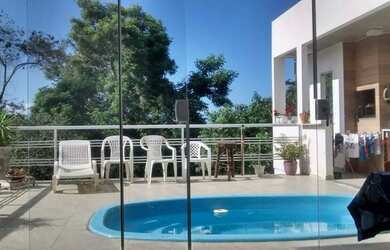 Imagem: A casa possui 4 Dormitórios, 2 Banheiros, 2 Vagas na garagem