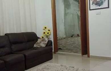 Imagem: A casa possui 3 Dormitórios, 2 Banheiros, 2 Vagas na garagem