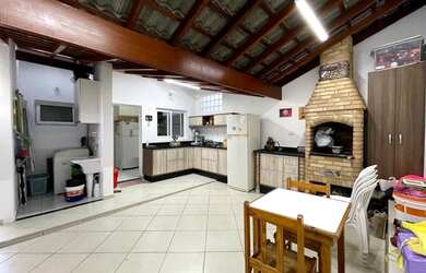 Imagem: A casa em condomínio possui 2 Dormitórios, 3 Banheiros, 2