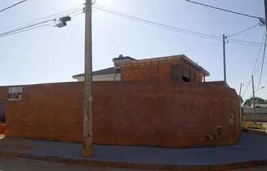 Imagem: A casa possui 3 Dormitórios, 2 Banheiros, 3 Vagas na garagem