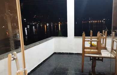 Imagem: A casa possui 2 Dormitórios e está localizado em Mangaratiba