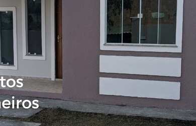 Imagem: A casa possui 2 Dormitórios, 2 Banheiros, 2 Vagas na garagem