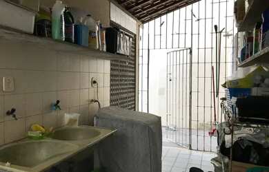 Imagem: A casa possui 5 Dormitórios, 3 Banheiros, 2 Vagas na garagem