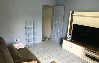 Imagem: A casa possui 1 Dormitório, 1 Banheiro, 1 Vaga na garagem e