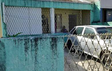 Imagem: A casa possui 3 Dormitórios, 1 Banheiro, 1 Vaga na garagem