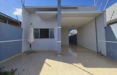 Imagem: A casa possui 3 Dormitórios, 2 Banheiros, 3 Vagas na garagem