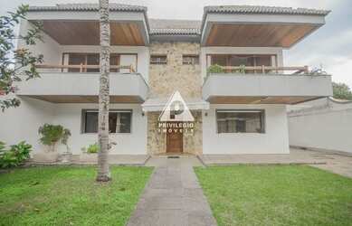 Imagem: A casa em condomínio possui 5 Dormitórios, 5 Banheiros, 2