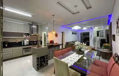 Imagem: A casa possui 3 Dormitórios, 3 Banheiros, 2 Vagas na garagem