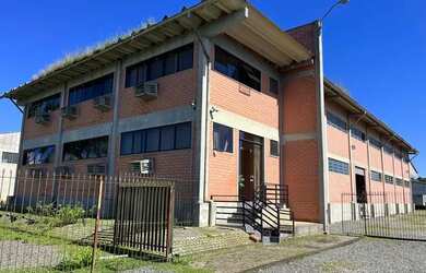 Imagem: O depósito possui 5 Vagas na garagem, 667m² de Área e está