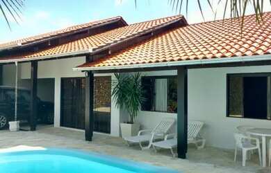 Imagem: A casa possui 3 Dormitórios, 2 Banheiros, 2 Vagas na garagem