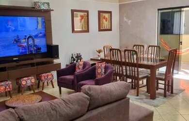 Imagem: A casa possui 3 Dormitórios, 2 Banheiros, 2 Vagas na garagem