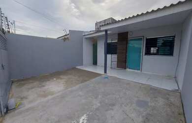 Imagem: A casa possui 2 Dormitórios, 1 Banheiro, 2 Vagas na garagem