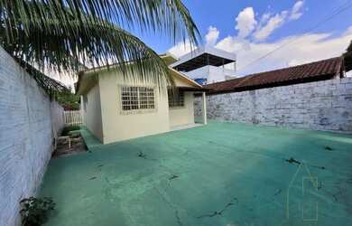 Imagem: A casa possui 2 Dormitórios, 1 Banheiro, 4 Vagas na garagem